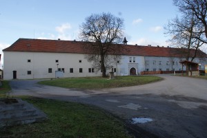 milenovice_mansky_dvur_01.jpg